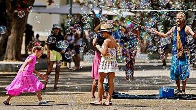 Niños jugando con burbujas en el remodelado Vara de Rey.