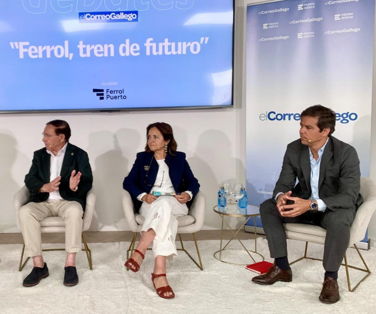 Manuel Pérez, izquierda, Esperanza Piñeiro y Diogo Castro, en la segunda mesa celebrada en el marco del foro 'Ferrol, tren de futuro'