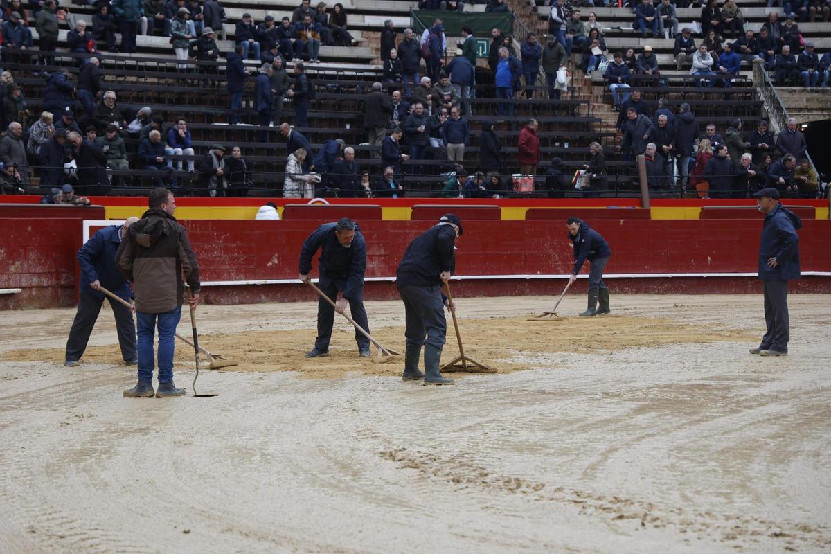 Los operarios intentan solucionar el estado del ruedo de la calle Xàtiva