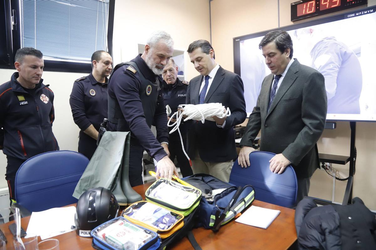 José María Bellido, junto al teniente de alcalde de Seguridad, Jesús Coca, informan sobre la puesta en marcha de la nueva sala de crisis de la Policía Local.