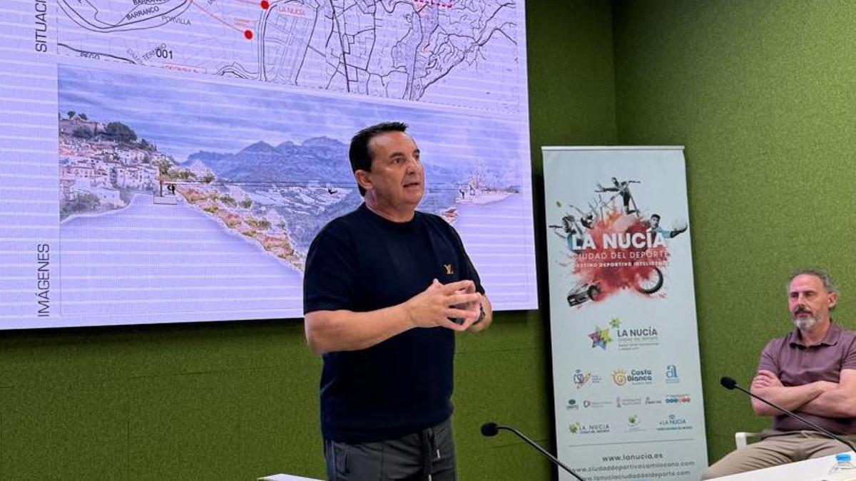 Bernabé Cano, alcalde de La Nucía durante su intervención