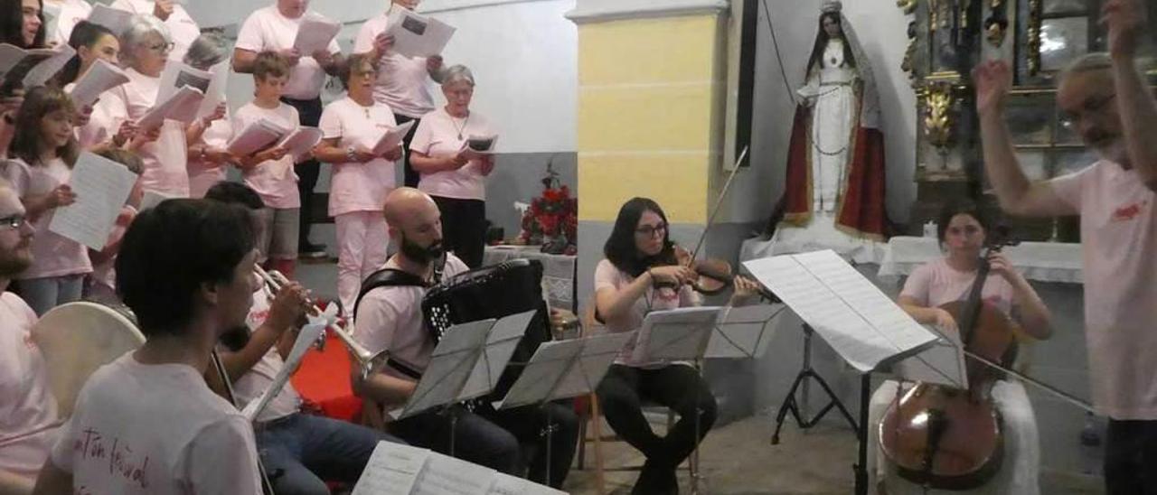 La actuación del &quot;Conjunto Festival&quot; en la iglesia de Piantón, en la edición del año pasado.