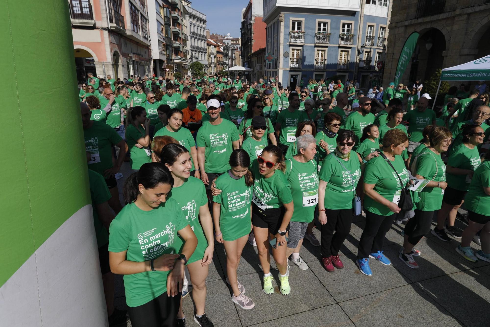 EN IMAGENES: La &quot;marea verde&quot; de la marcha contra el cáncer de Avilés