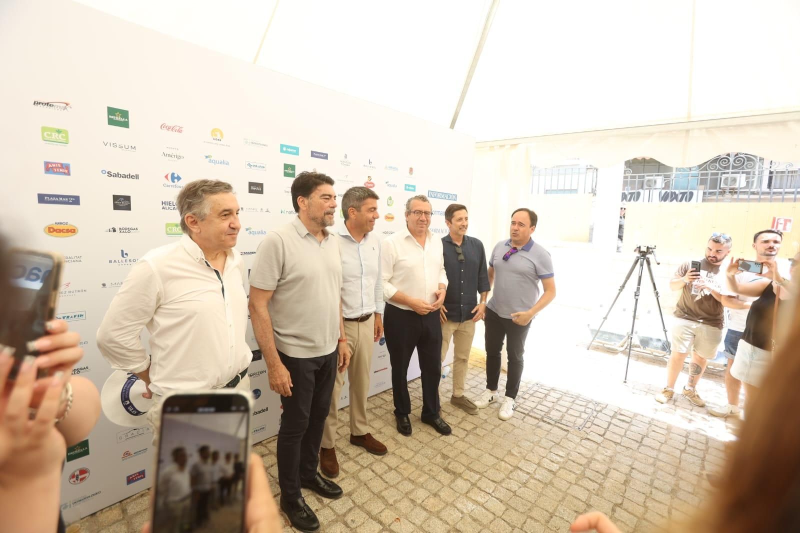 Carlos Mazón visita el racó de INFORMACIÓN TV en las Hogueras de Alicante 2025
