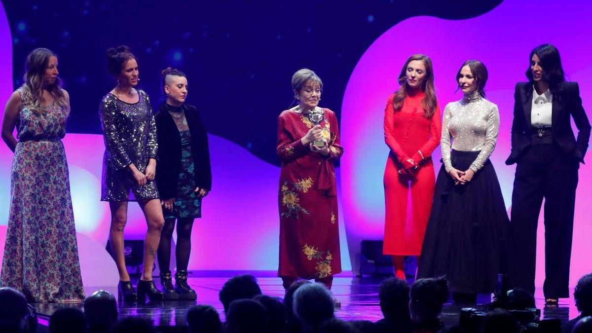 Cecilia Bartolomé, con su Feroz de honor, arropada por seis cineastas, entre ellas, las aragonesas Pilar Palomero y Paula Ortiz.