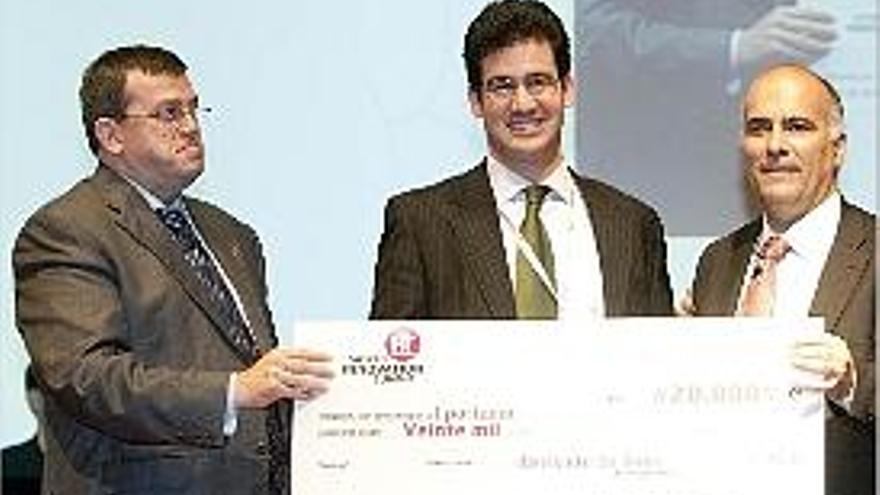 Iker Marcaide, en el centro, recibe su premio en Barcelona.