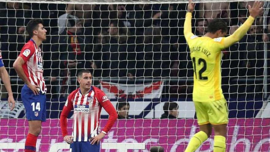 Dos jugadores del Atlético se lamentan tras el tercer gol del Girona.