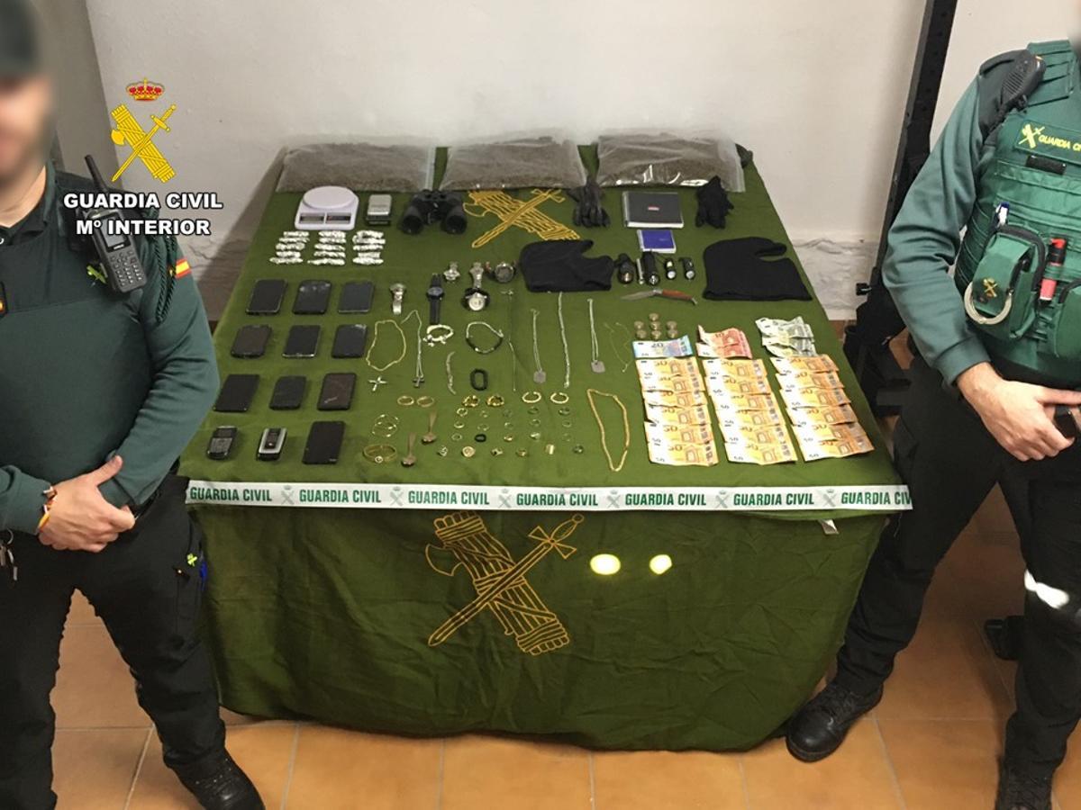 La Guardia Civil logró relacionar a los detenidos con 20 robos en viviendas de la Marina Baixa