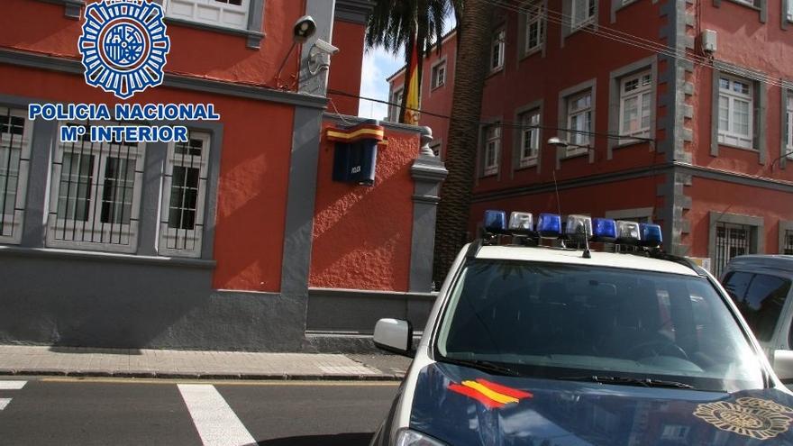 Roba casi 12.400 euros en collares de oro de una joyería de La Laguna