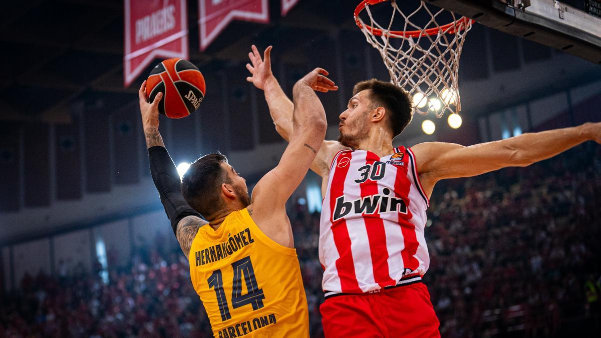 Willy Hernangómez, en una acción del encuentro ante Olympiacos