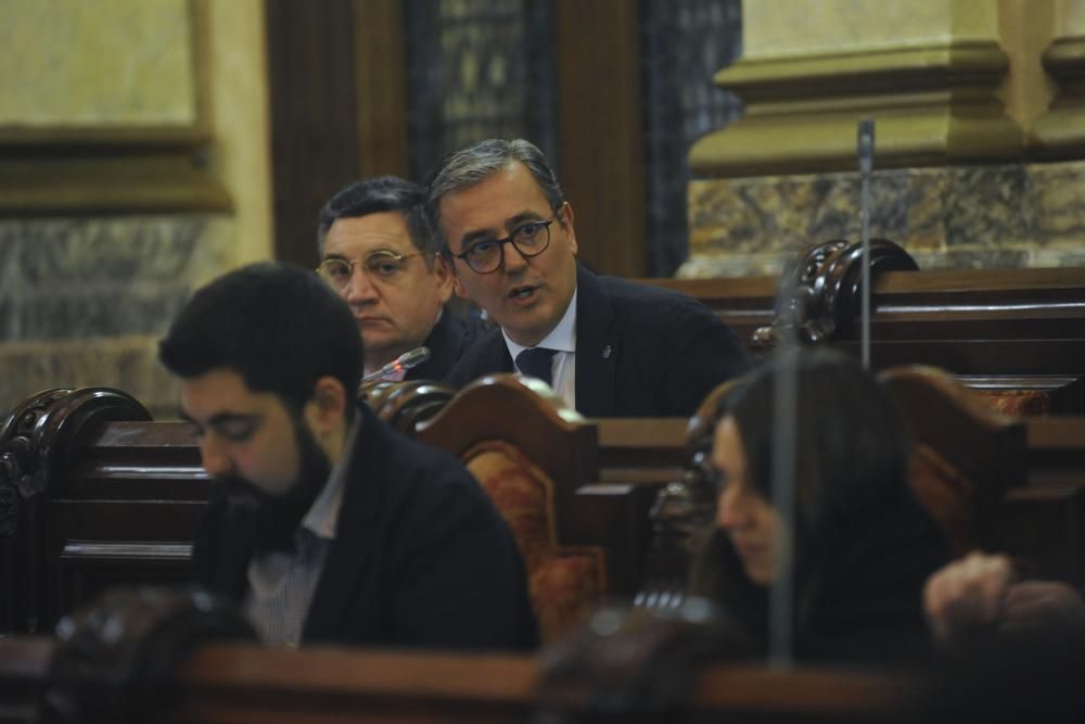 La policía desaloja a un grupo de okupas del salón de plenos que se manifestaron contra los planes del Ayuntamiento de iniciar los trabajos de rehabilitación de la Comandancia de Obras antes de julio.