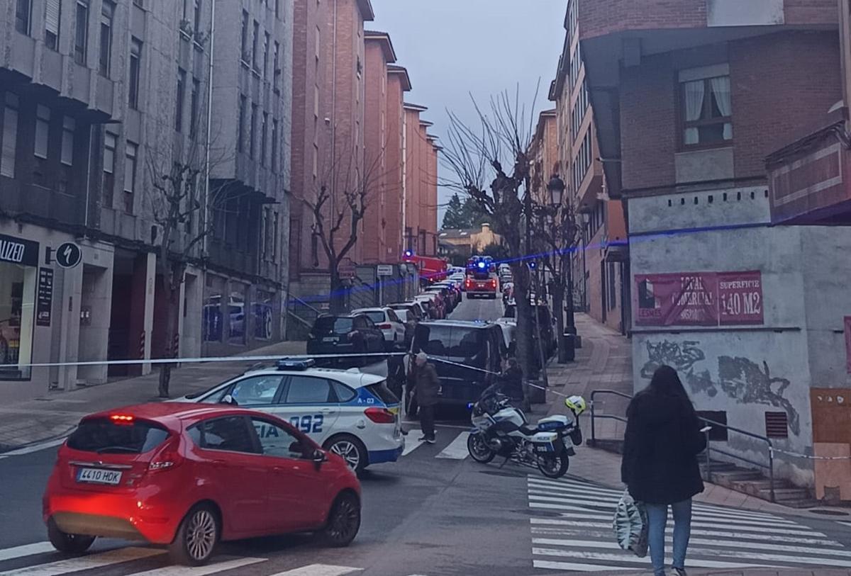 Uno de los cortes realizados por la Policía Local y los Bomberos de Oviedo.