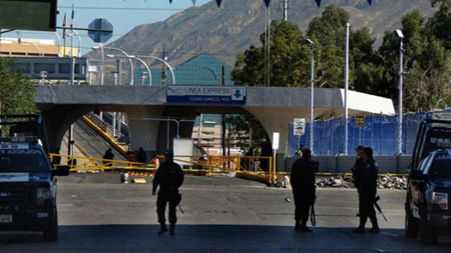 Policías estadounidenses vigilan la frontera con México.