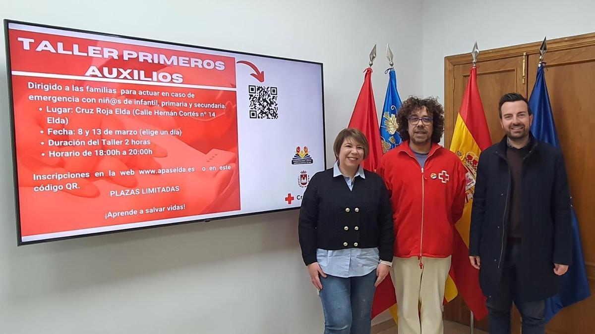Mari Carmen Jurado, vocal de la Agrupación Local de Ampas de Elda; Ramón Mira, del departamento de Salud de Cruz Roja Elda y el concejal Fernando Gómez.