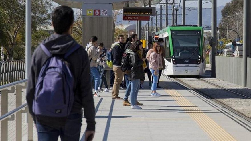 Usuarios del metro en una de las paradas.