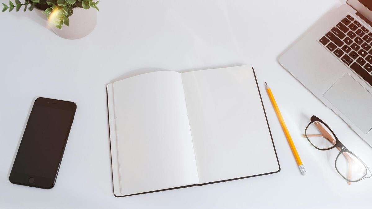 Una libreta encima de una mesa.