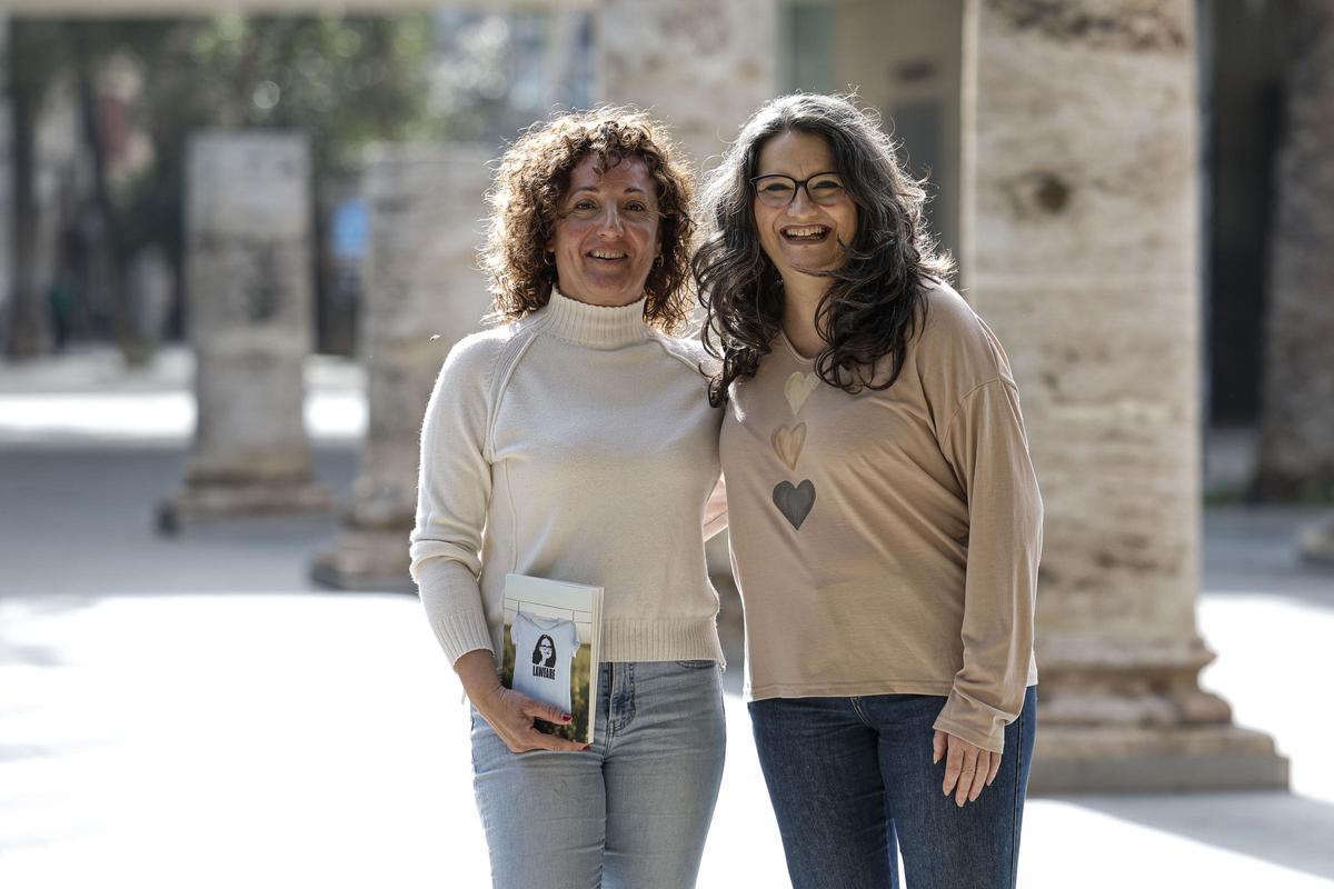 La autora del libro con la exvicepresidenta de la Generalitat, Mónica Oltra.