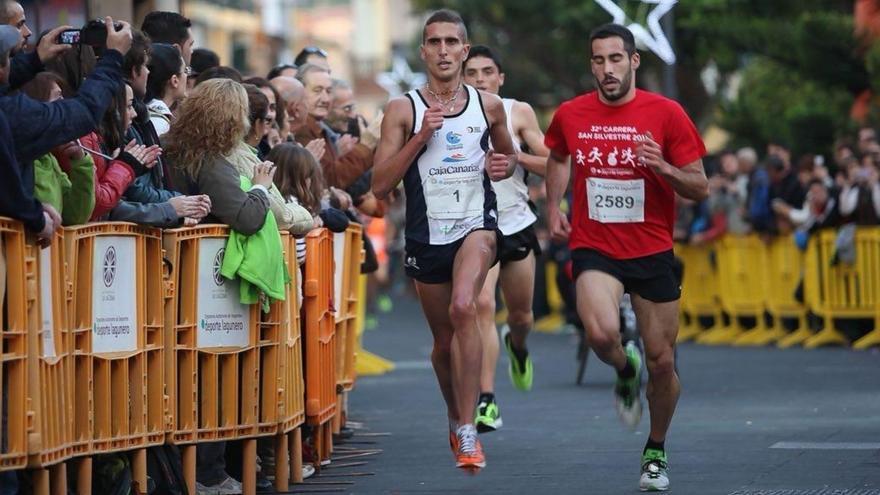 Jonay González (izquierda) y Vicente Hernández (derecha) avanzan al mismo ritmo en la San Silvestre lagunera de 2013.