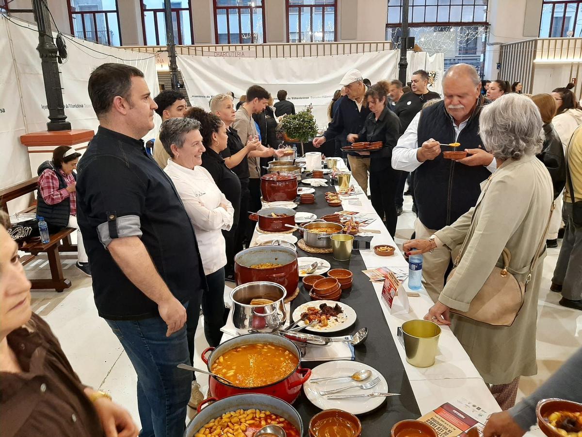 Participantes en la degustación de fabes en Villaviciosa