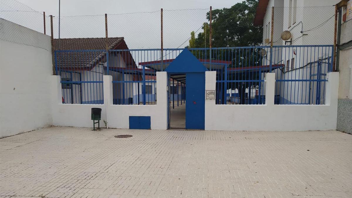 Puerta de entrada a la zona de Infantil del Colegio Nuestra Señora de la Salud de Posadas.