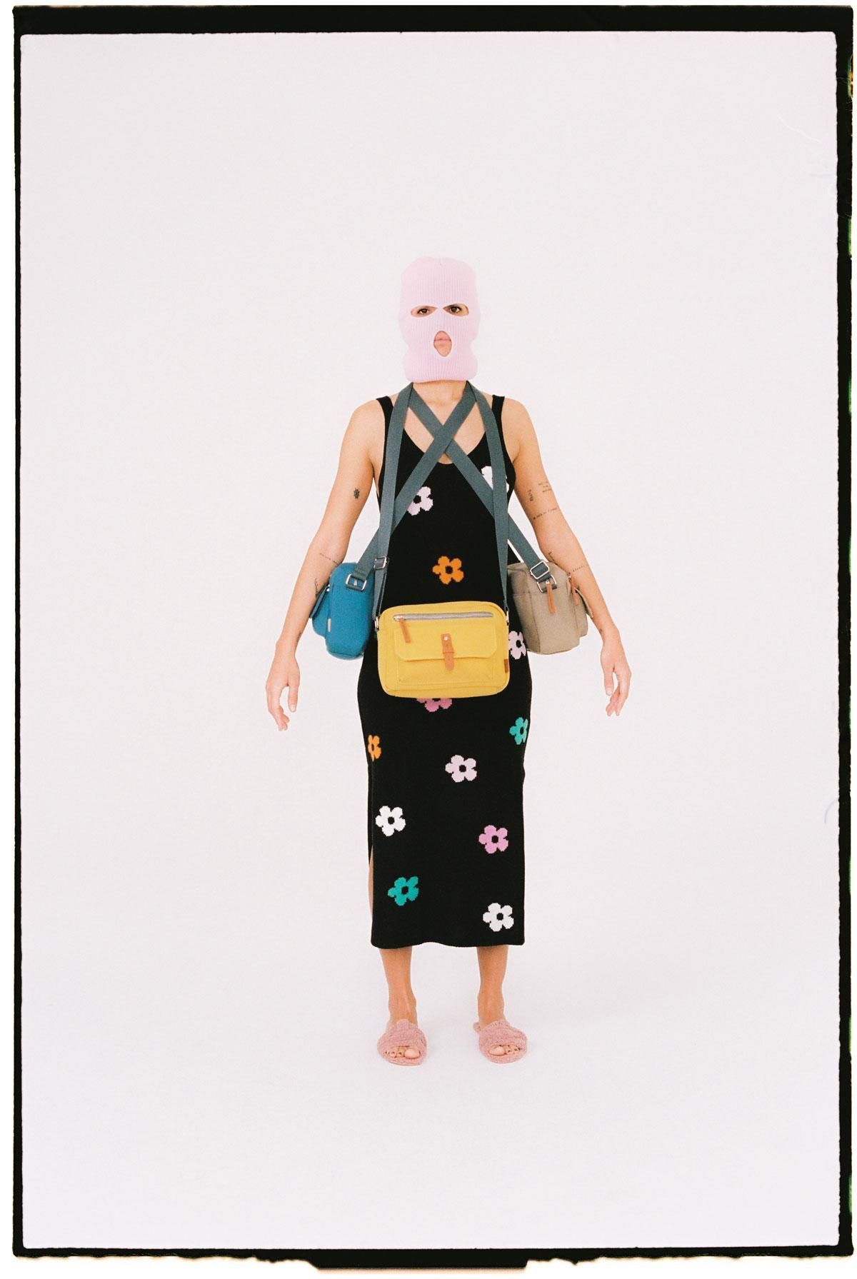 Bolso bandolera, realizado en tejido reciclado, de la colección 'Green Gang' de Misako