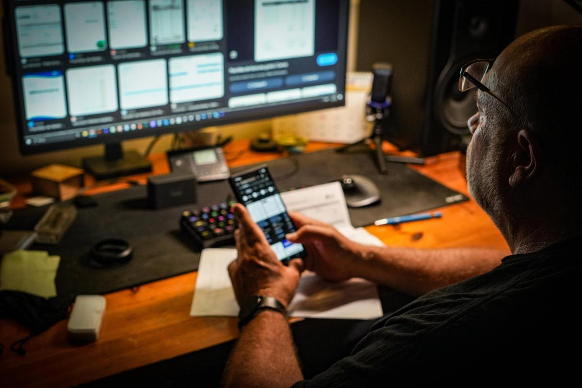 Una persona revisa sus facturas.