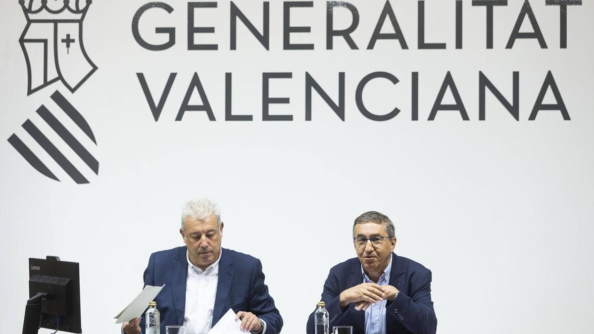El secretario autonómico de Educación Daniel McEvoy y el conseller José Antonio Rovira.