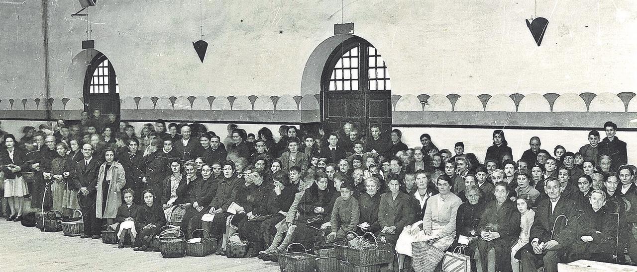 Imagen familias esperando entrar en la cárcel de Ondarreta.