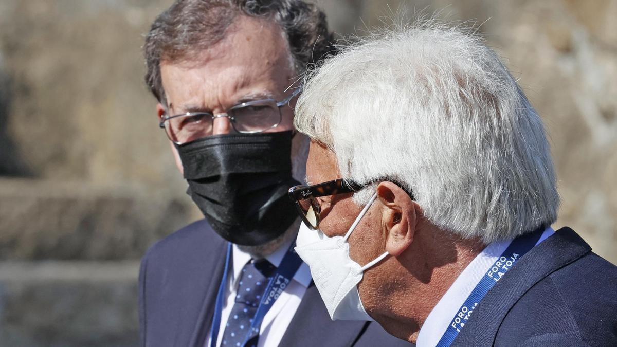 Los expresidentes Mariano Rajoy y Felipe González durante la jornada de inauguración del Foro La Toja.