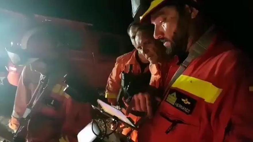 Chequean con drones el estado del incendio por la noche