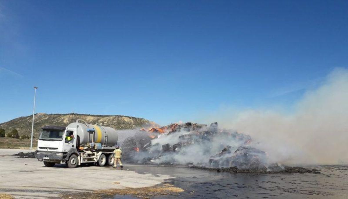 Aparatoso incendio en la empresa de 'pellets' de Forestalia en Erla