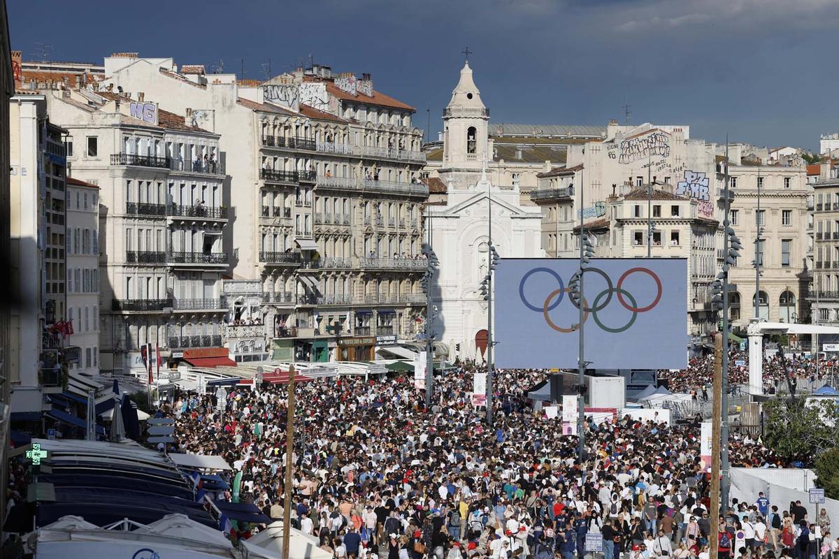 La llama olímpica llega a Francia antes de los Juegos Olímpicos de París 2024