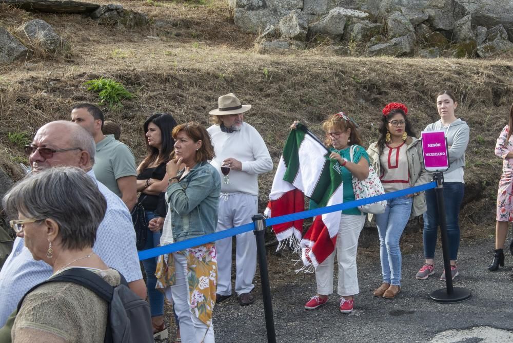 Avión festeja a sus emigrantes mexicanos - Comida "pica tantito, banderitas de papel picado y coronas de flores para las mujeres.