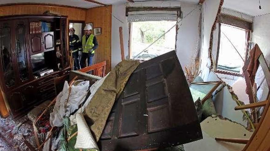 Destrozos en una casa provocados por la explosión. // Marta G. Brea