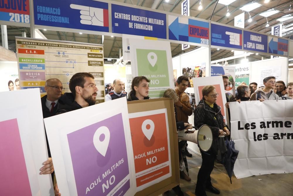 Protesta contra les Forces Armades a l''Expojove