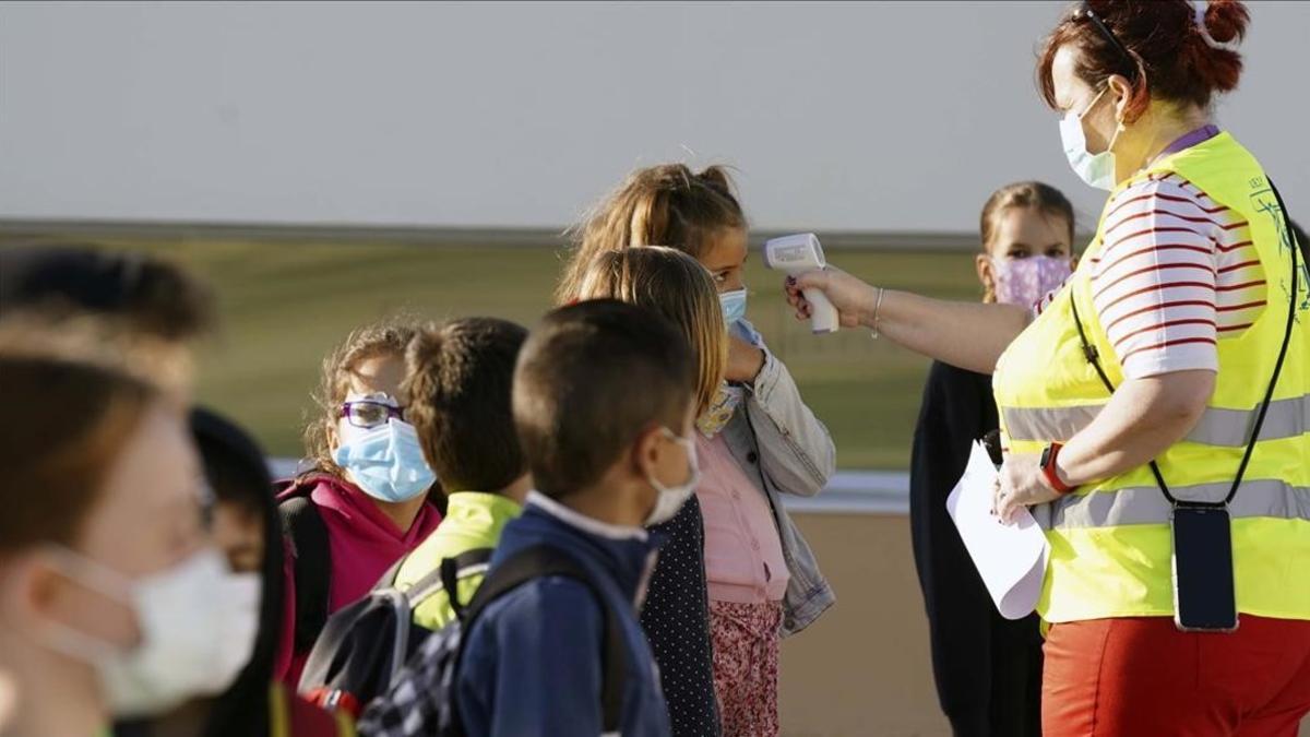 Una maestra toma la temperatura a sus alumnos en la vuelta al cole del pasado septiembre.