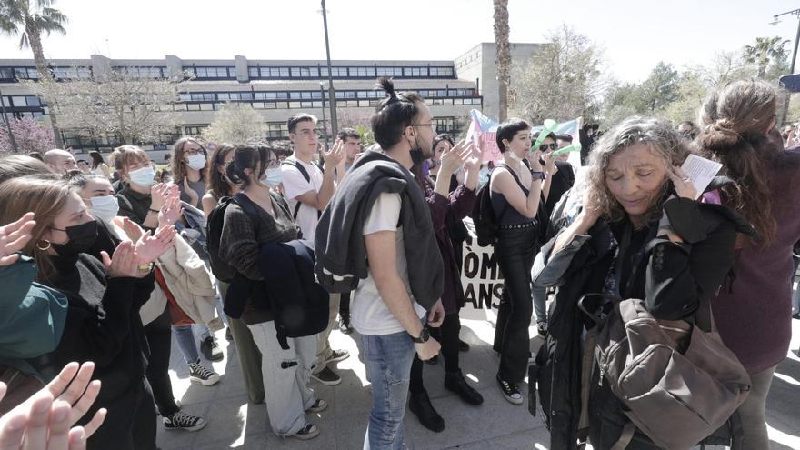 Tensión en el campus de la UIB entre los manifestantes y los asistentes a la conferencia tras su cancelación