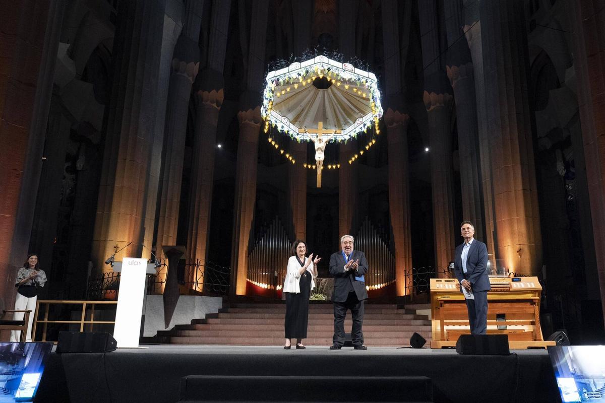 El arquitecto Eduardo Souto de Moura recibe de Regina Gonthier, presidenta de la UIA, la Medalla de Oro de la Unión Internacional de Arquitectos (UIA) 2026 en la Sagrada Familia.