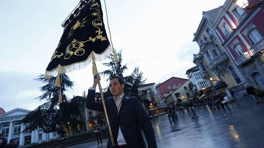 El nuevo estandarte de la Cofradía de Nuestra Señora de los Dolores, ayer, por la calle San Francisco.