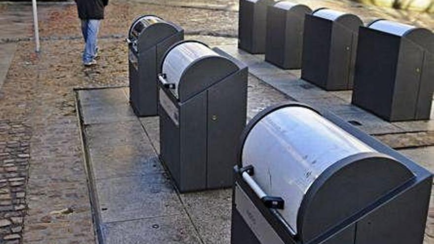 Grupo de contenedores soterrados en una plaza pública.