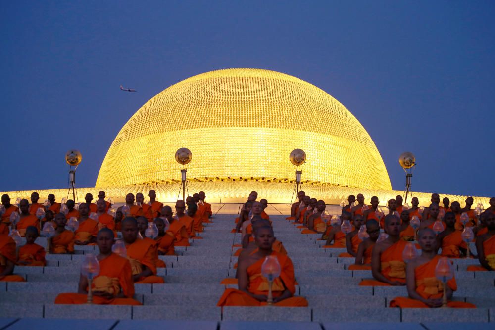 Buddhist monks pray at the Wat Phra Dhammakaya ...