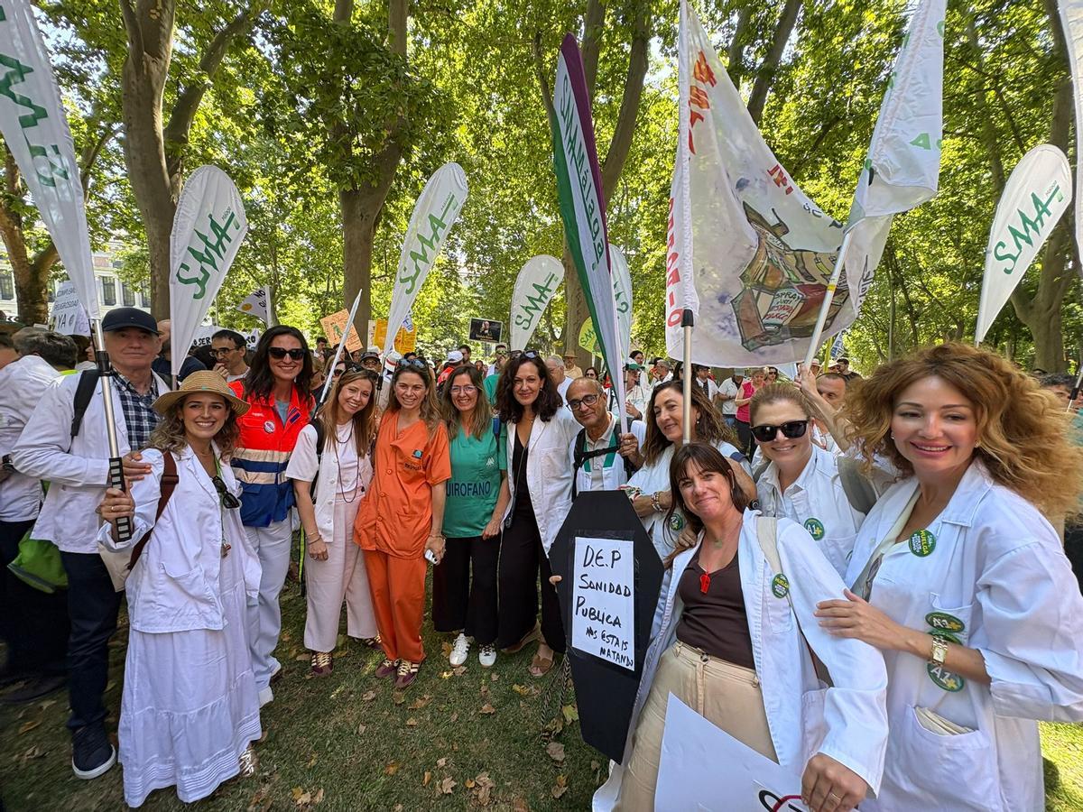 Cerca de un centenar de médicos de Málaga acuden a la manifestación de Madrid contra el Estatuto Marco.