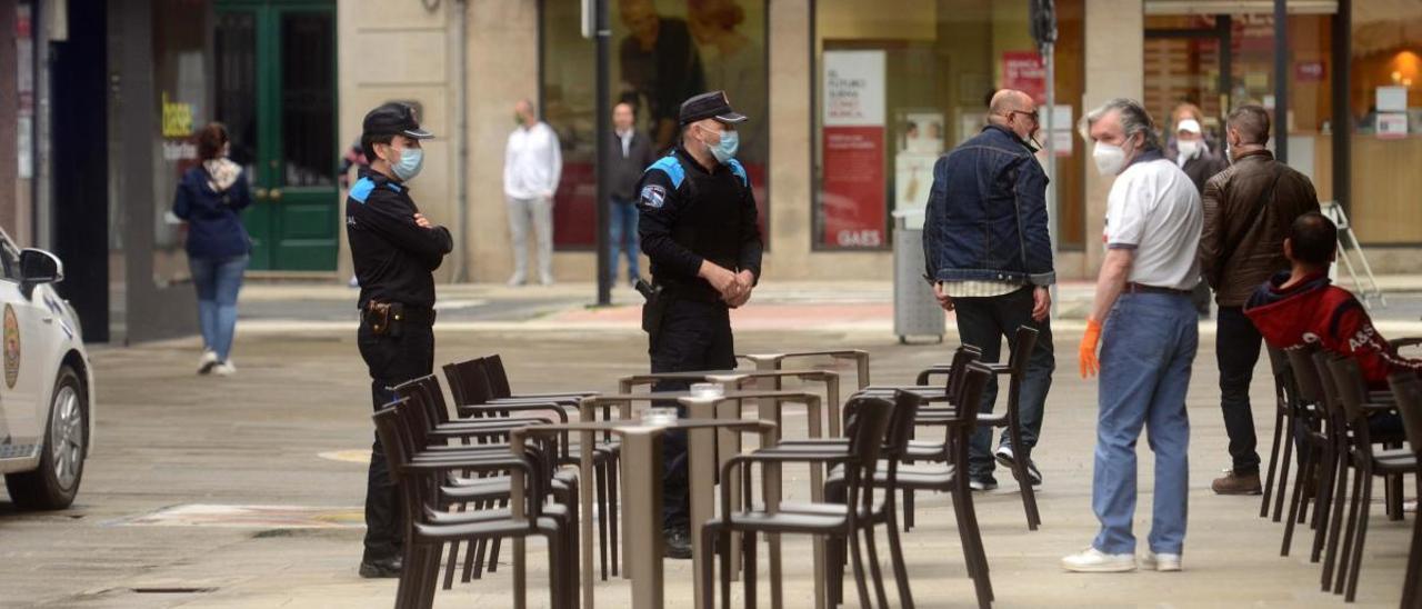 La Policía Local, en una terraza hostelera de A Baldosa. // Noé Parga