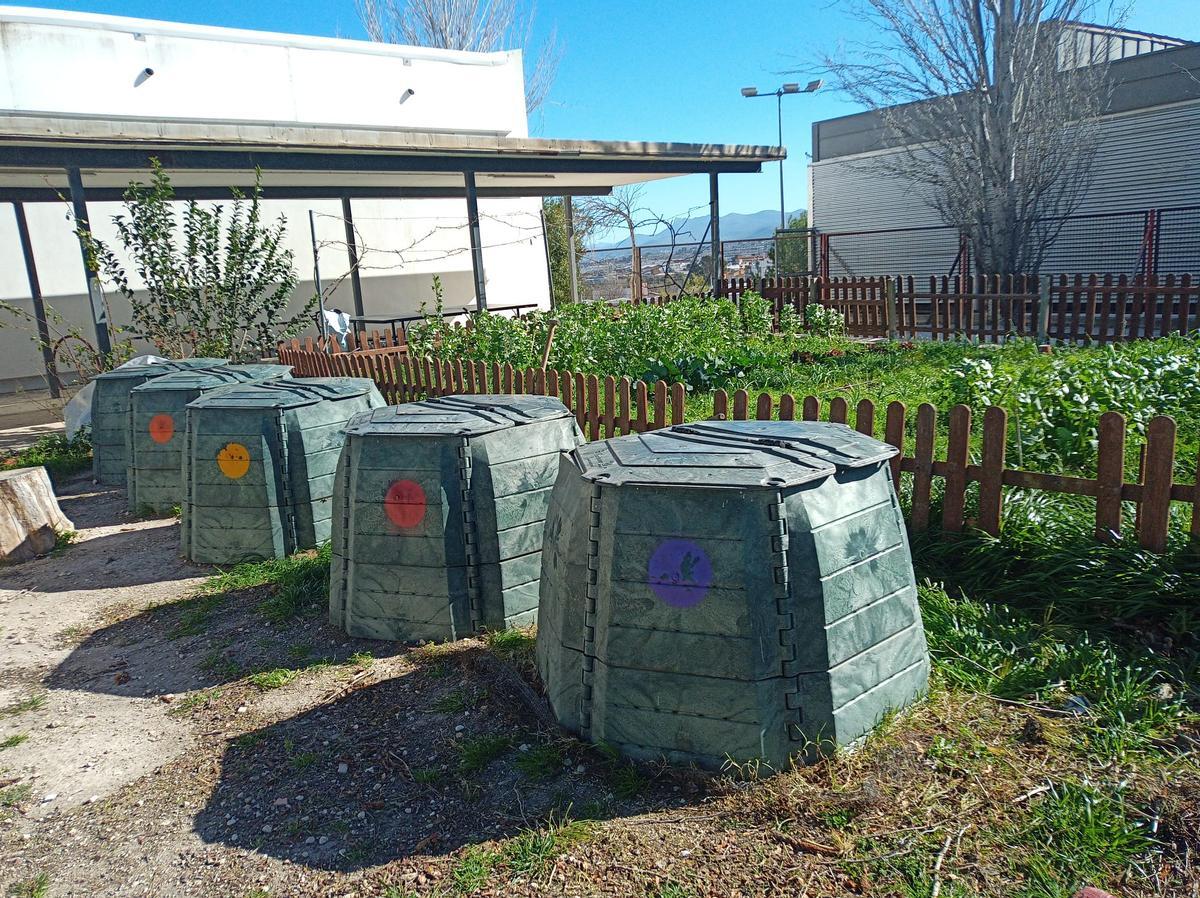 Compostadoras de residuos orgánicos en un colegio.