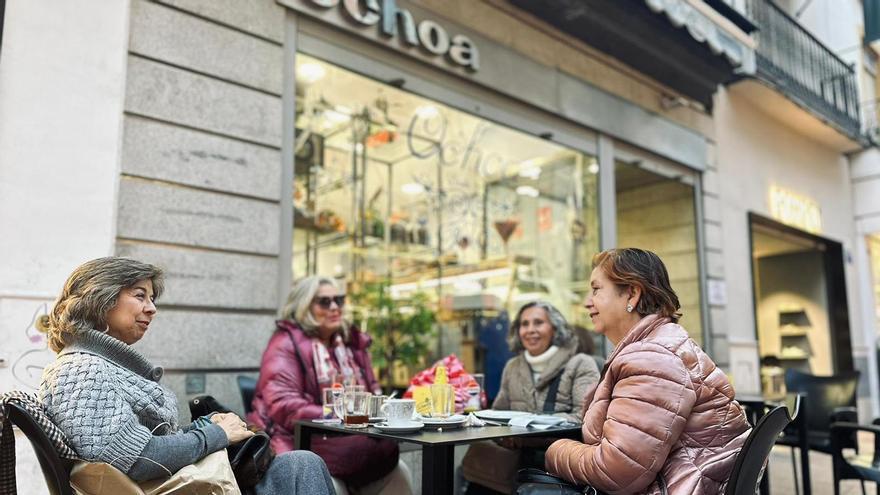 [Vídeo] Así es la histórica calle de Sevilla donde lo tradicional resiste entre franquicias