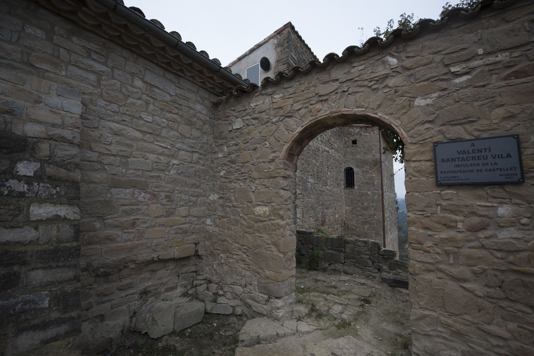 Entrem al Castellet de Sant Vicenç, en obres per obrir al públic d’aquí a un any. Mireia Arso