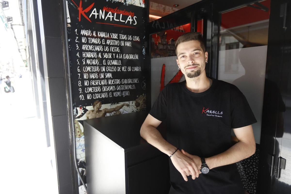 José ferrer estñá detrás del restaurante Kanalla en la zona Universidad.