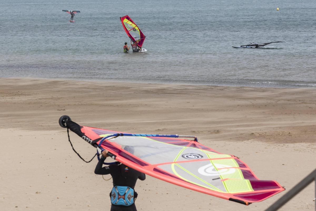 El viento del pasado viernes ánimo a los amantes del windsurf valencianos.