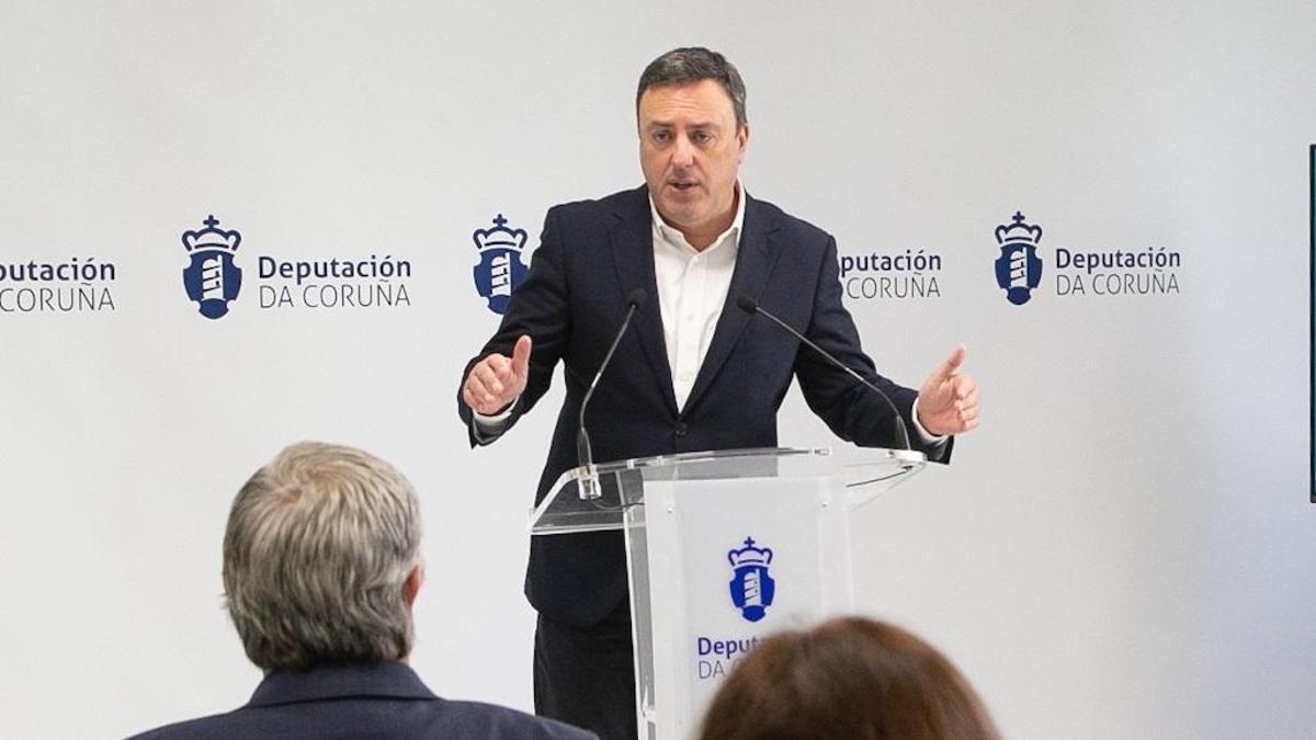 El presidenta de la Diputación, Valentín González Formoso, en rueda de prensa.