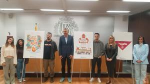 Los creadores del cartel, el Dimoni y el pañuelo de las Festes de Maig 2026 de Badalona, junto al alcalde Albiol y la concejala Agüera